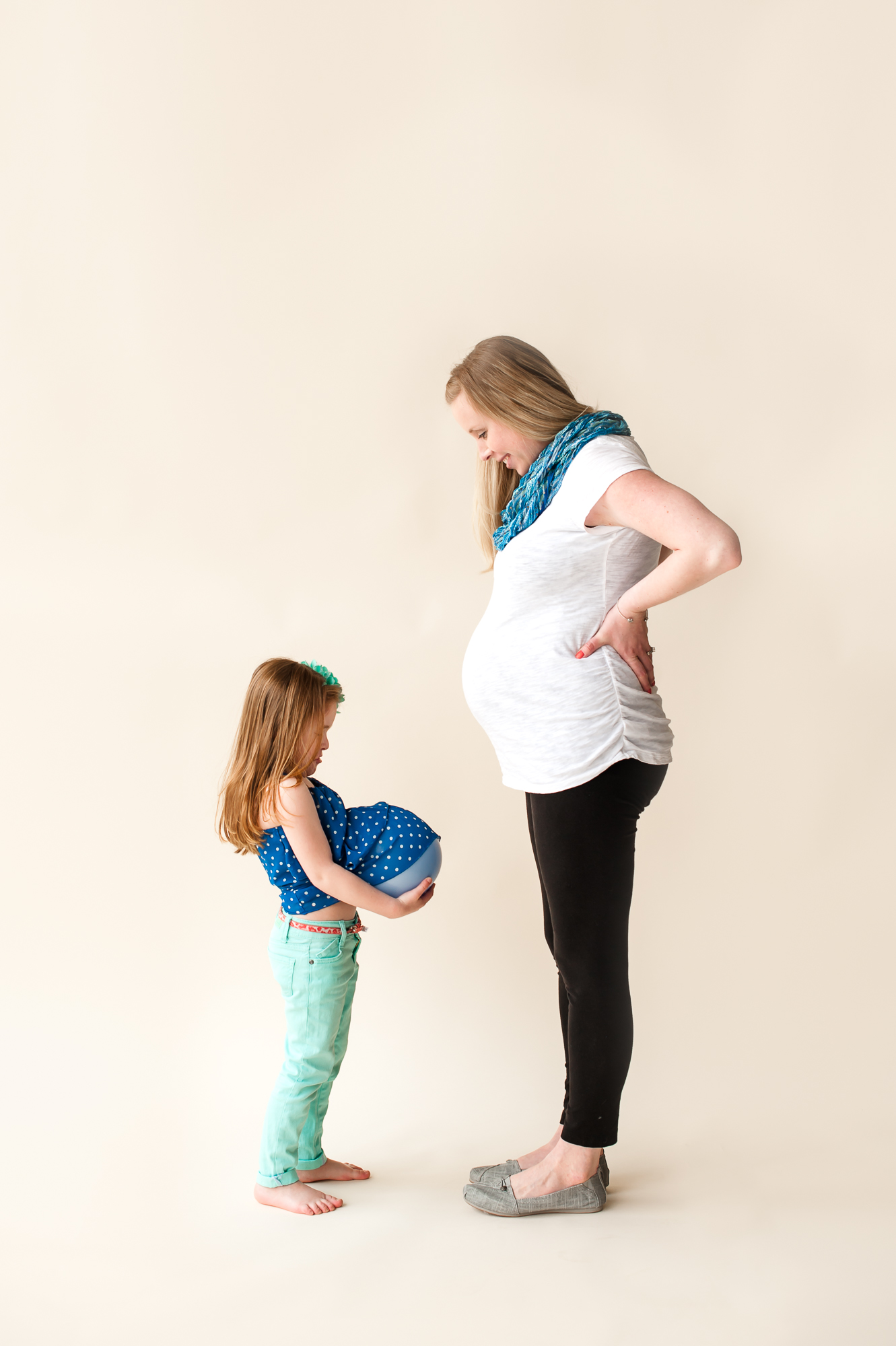 Pregnancy photo mom with little girl and a balloon